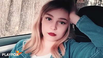 Սեքսուալ փոքրիկն ուրախությամբ ծծում է զեղչի քարտը